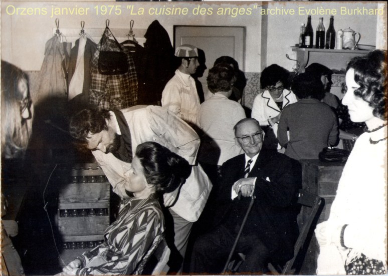 Jacques Béranger dans les coulisses/cuisine entouré de Evolène Burkhard, Raymond Bonzon, Marie-Claude Peters-Chérix...