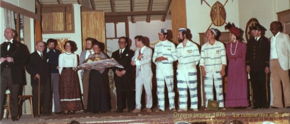 Final de "la cuisine des ange". Auguste Gonin, Jacques Béranger, Raymond Bonzon, Marie-Claude Peters Cherix, Gilbert Burkhard, Evolène Burkhard, Maurice Burla, ... Bédat, Michel Gottraux, Frédy Chevalley, André Gonin, Lisette Roulin,Roland Monge, Jean Gonin.