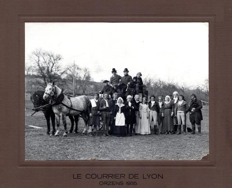 Acteurs et diligence derrière la nouvelle grande salle « Le courrier de Lyon » 1935