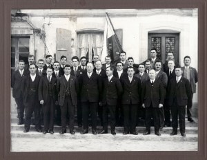 Le chœur d'hommes l'Union d'Orzens en 1935. Photo prise devant le café Burla, en face de la grande salle. 